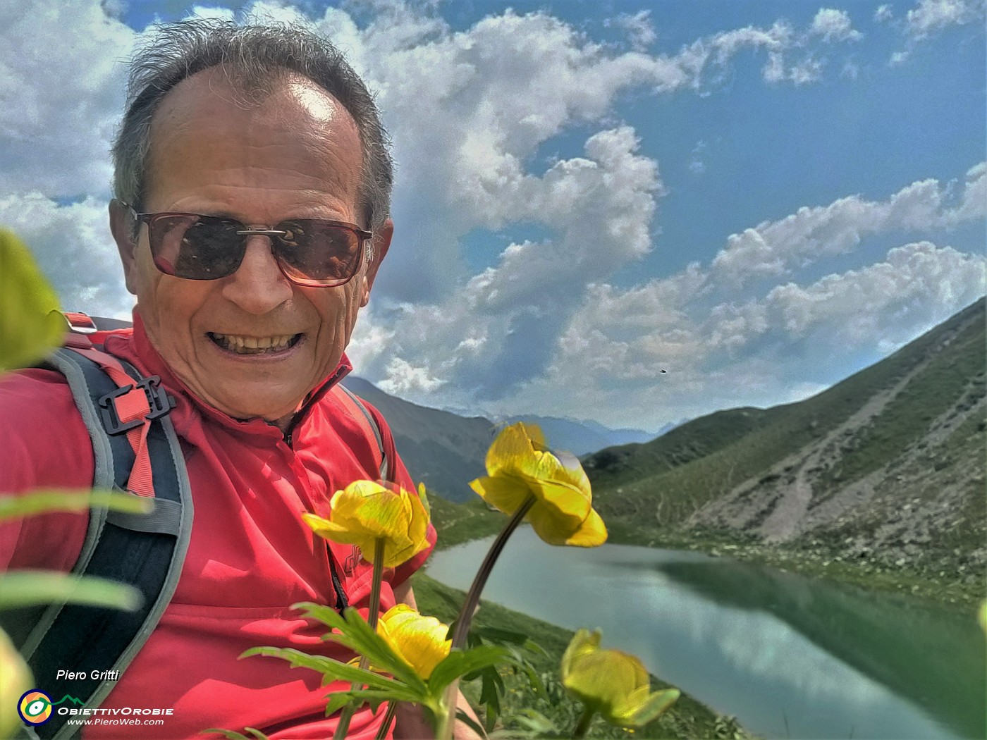 06 Dal Passo Branchino (1821 m) con Trollius europaeus (Botton d'oro) e vista sul Lago (1784 m).jpg